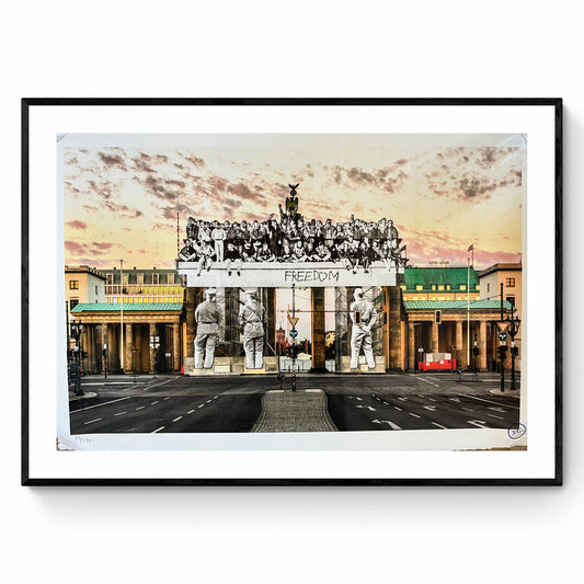 JR - Giants, Brandenburg Gate, September 27, 2018, 18h55, © Iris Hesse, Ullstein Bild, Roger-Viollet, Berlin, Germany, 2018