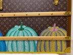 Yayoi Kusama × Louis Vuitton – Malle Courrier Lozine 110