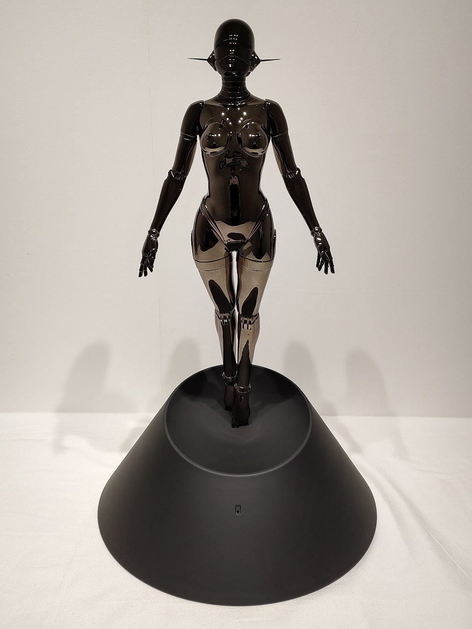 Hajime Sorayama - Robot sexy galleggiante _scala 1/4 (nero)