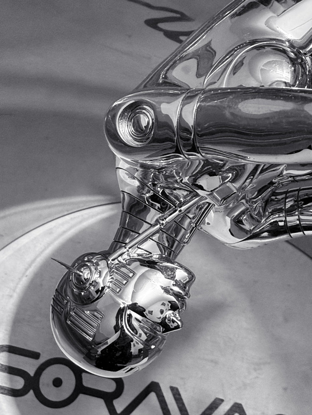 Hajime Sorayama, robot voyageur spatial sexy I