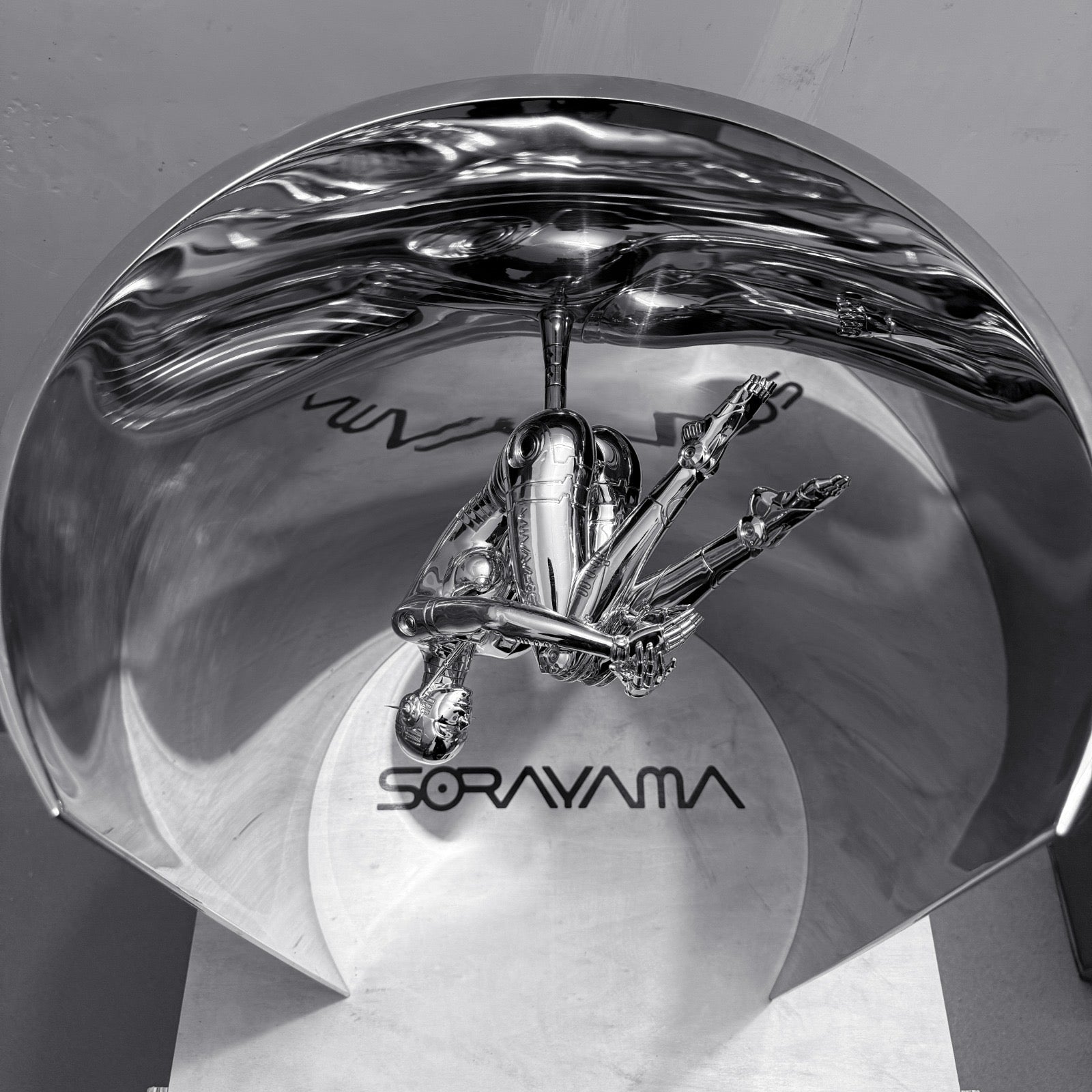 Hajime Sorayama, robot voyageur spatial sexy I