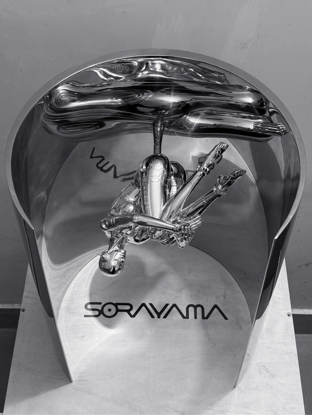 Hajime Sorayama, robot voyageur spatial sexy I