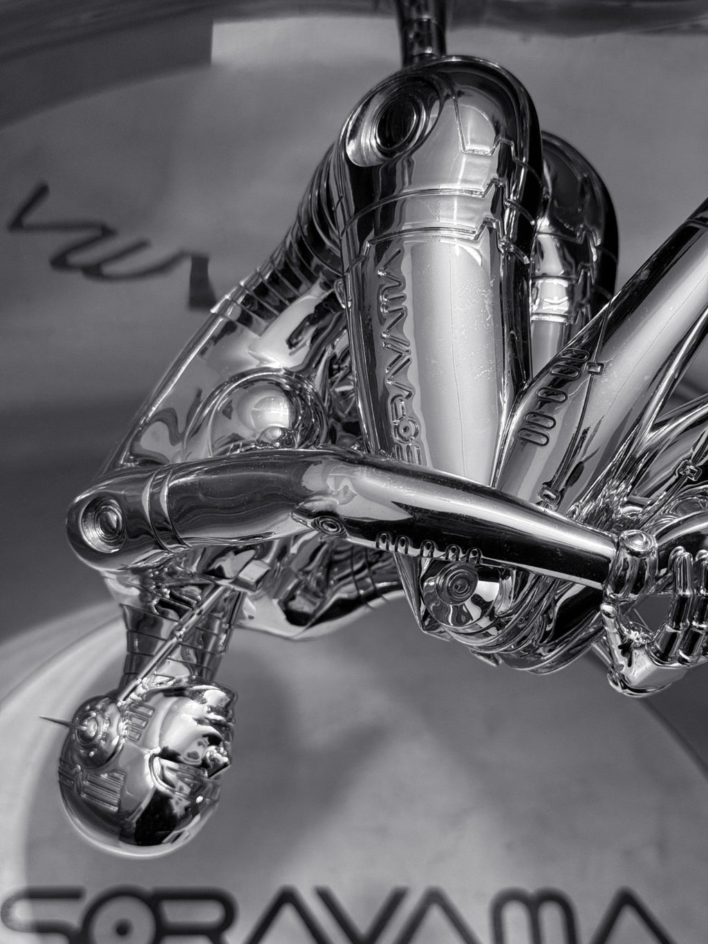 Hajime Sorayama, robot voyageur spatial sexy I