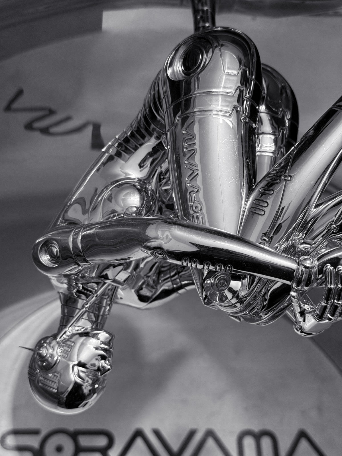 Hajime Sorayama, robot voyageur spatial sexy I