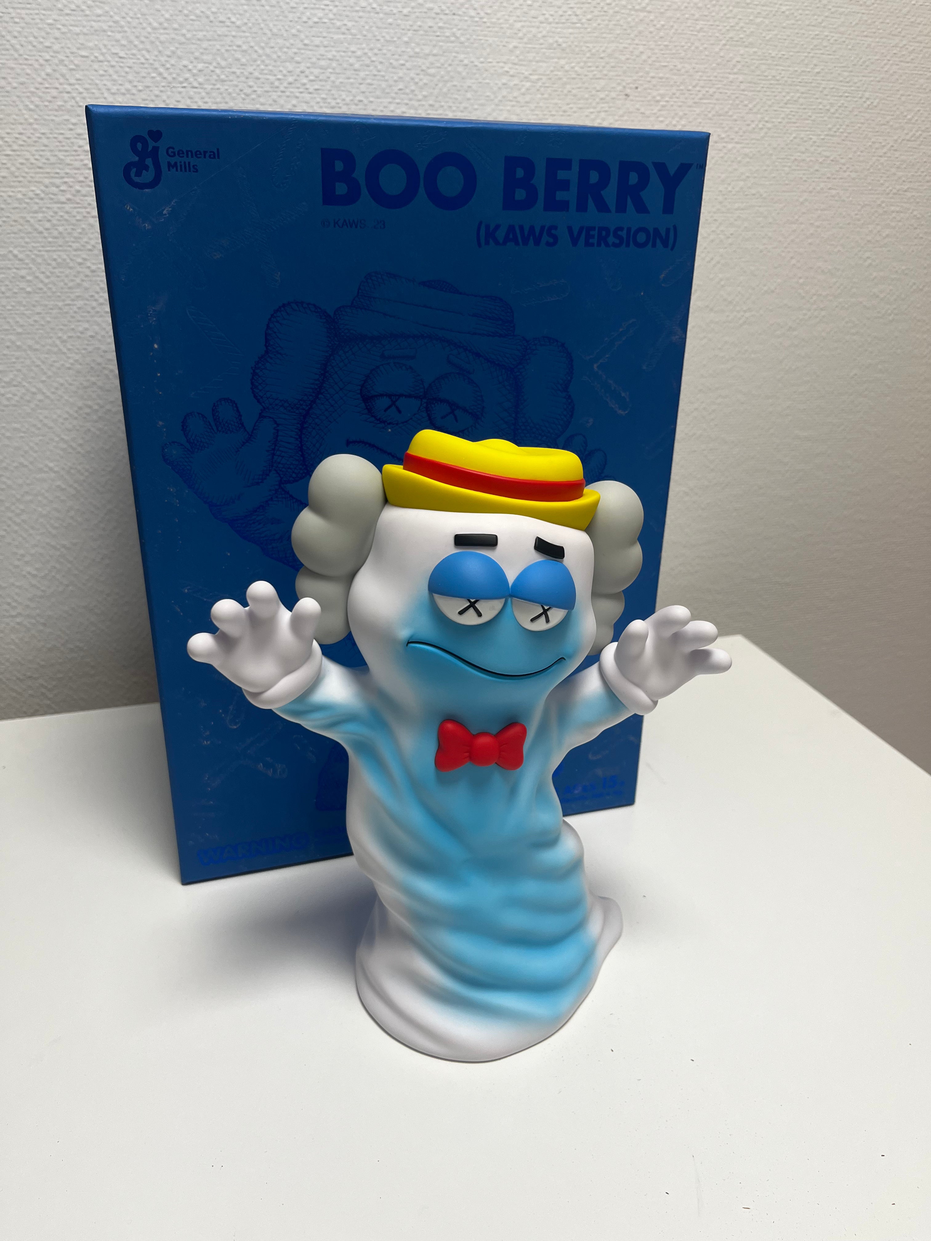 BOO BERRY (KAWS VERSION) フィギュア　メディコムトイ KAWS – Cereal Monster Boo Berry 2024 | Vinyl Sculpture – LYNART STORE