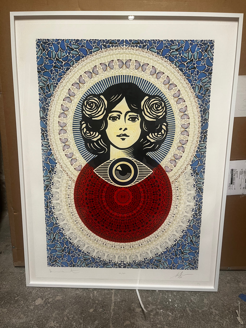 Shepard Fairey & Damien Hirst – Mandala Papillon Troisième Œil (Bleu) Petite