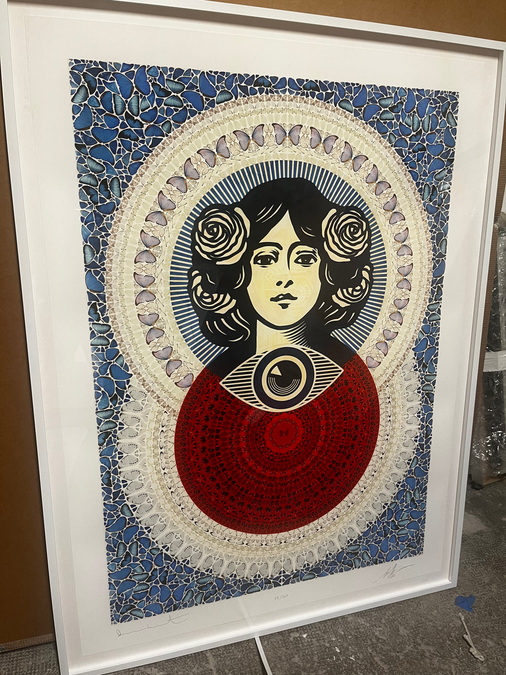 Shepard Fairey & Damien Hirst – Mandala Papillon Troisième Œil (Bleu) Petite