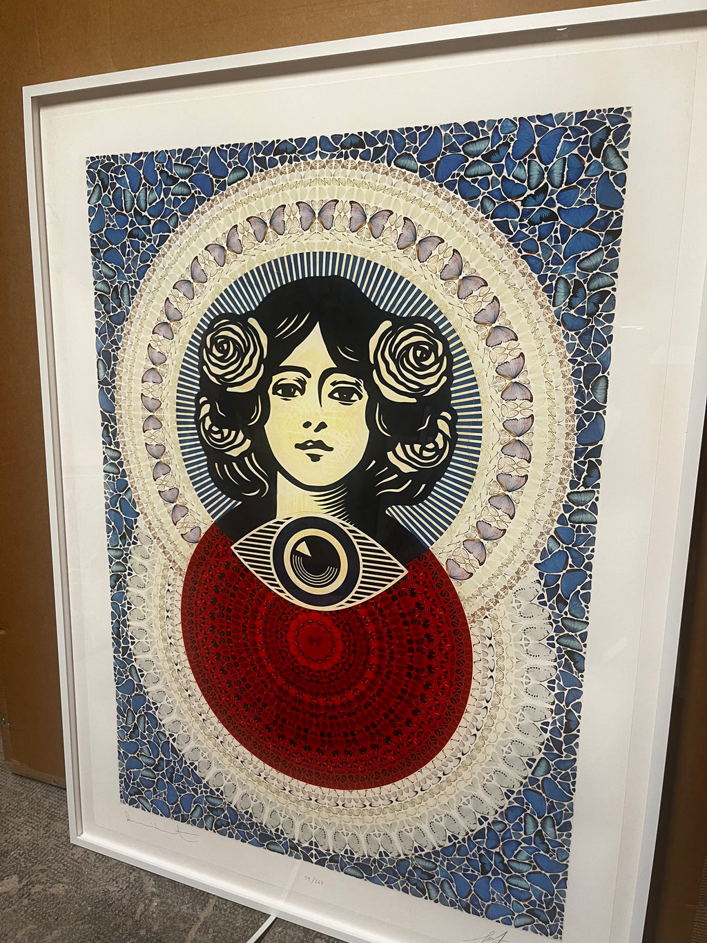 Shepard Fairey & Damien Hirst – Mandala Papillon Troisième Œil (Bleu) Petite