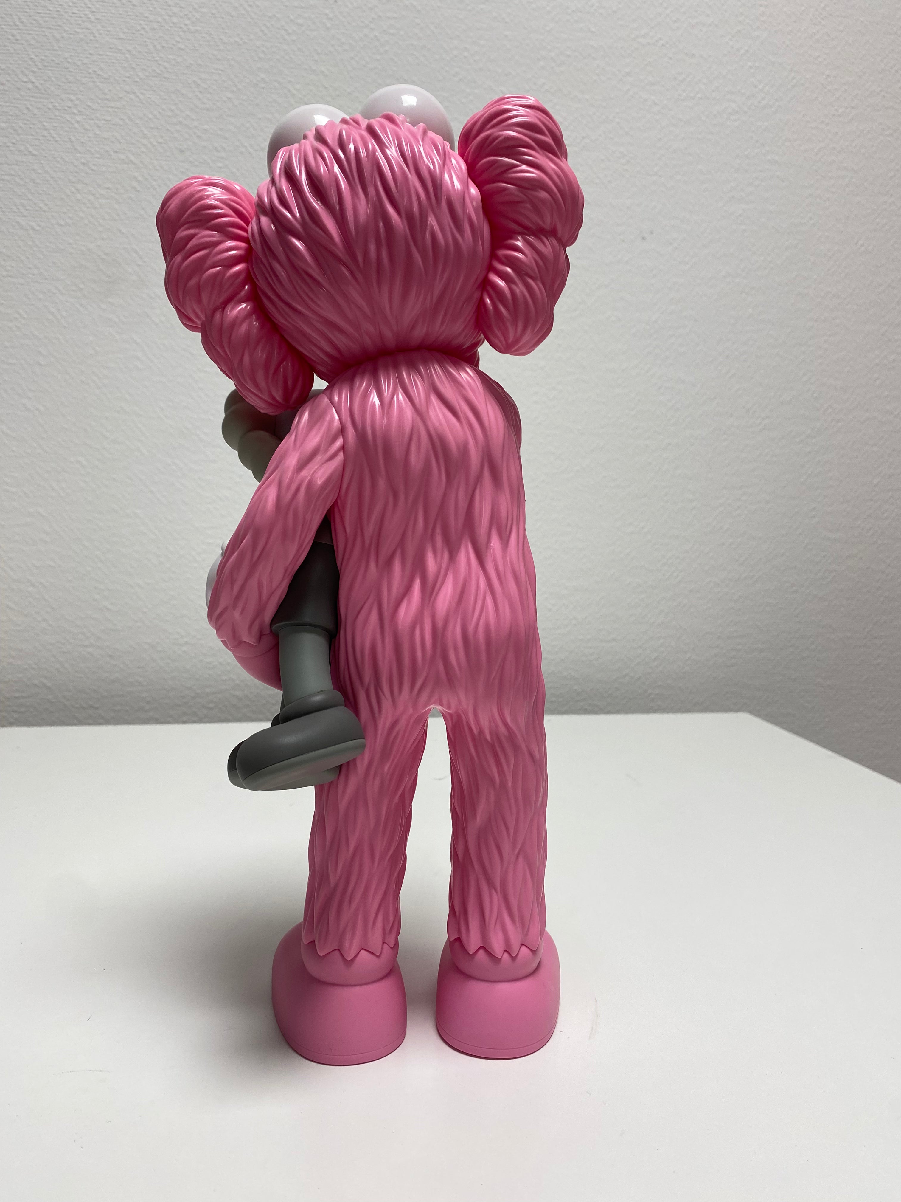 KAWS – TAKE Pink Resin Sculpture 2020 Contemporary Art – LYNART STORE KAWS – TAKE Pink Resin Sculpture 2020 Contemporary Art – LYNART STORE