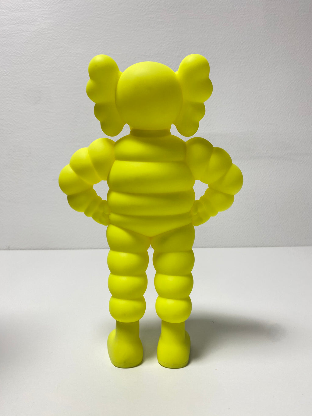 KAWS – Chum Yellow Sculpture (2020) | Vinyl Figure – LYNART STORE KAWS – Chum Yellow Sculpture (2020) | Vinyl Figure – LYNART STORE