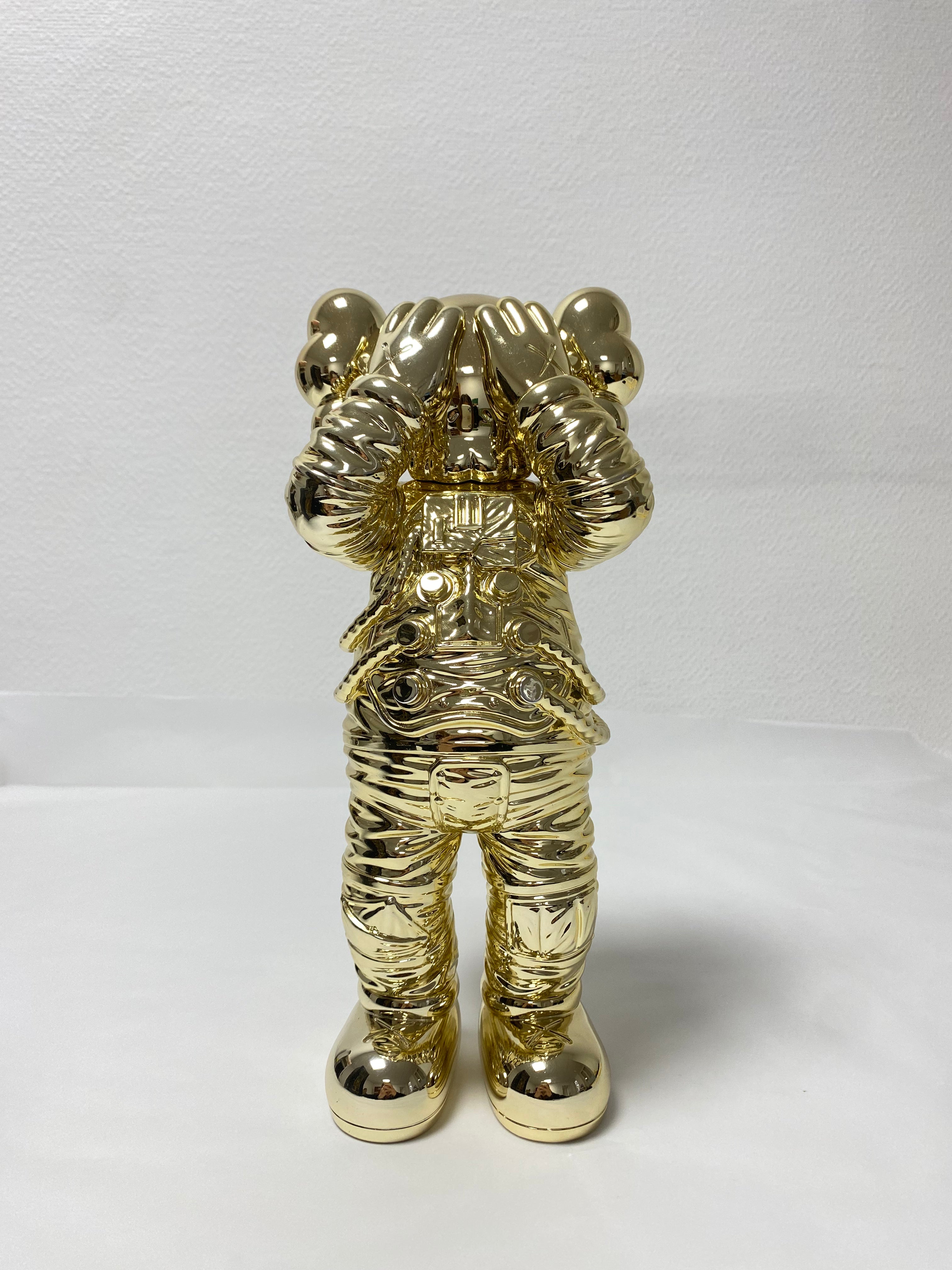KAWS - Holiday SPACE Companion Gold (2020) - sculpture – LYNART STORE KAWS - Holiday SPACE Companion Gold (2020) - sculpture – LYNART STORE