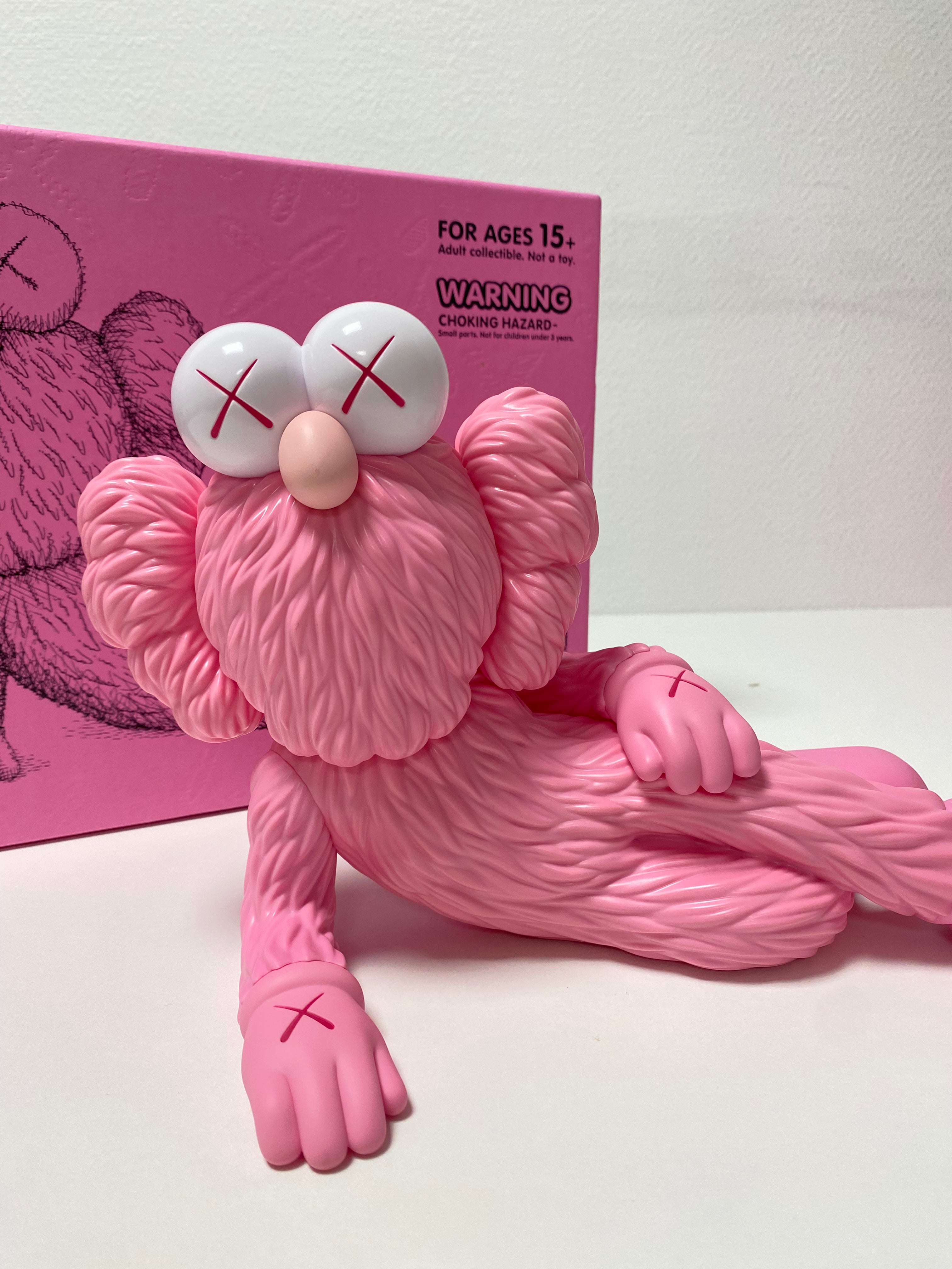 KAWS – Time Off Pink (2023) | Vinyl Sculpture – LYNART STORE KAWS – Time Off Pink (2023) | Vinyl Sculpture – LYNART STORE