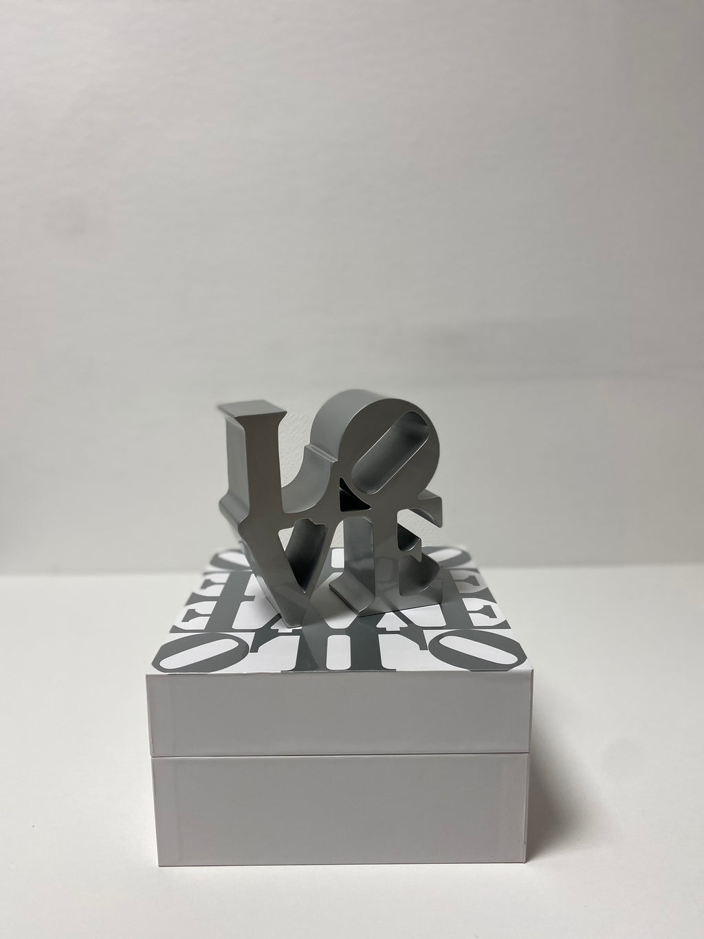 LOVE (Silver), Studio Edition L.Y.N.A.R.T Store