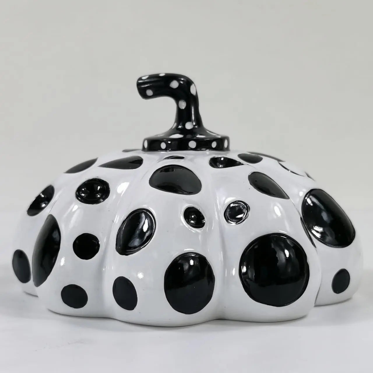 Yayoi Kusama - Naoshima Pumpkin (Blanche et Noire) L.Y.N.A.R.T Store