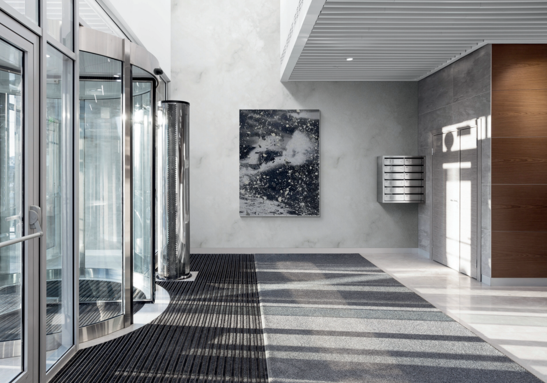 alt="Œuvre d’art exposée dans un hall moderne"
