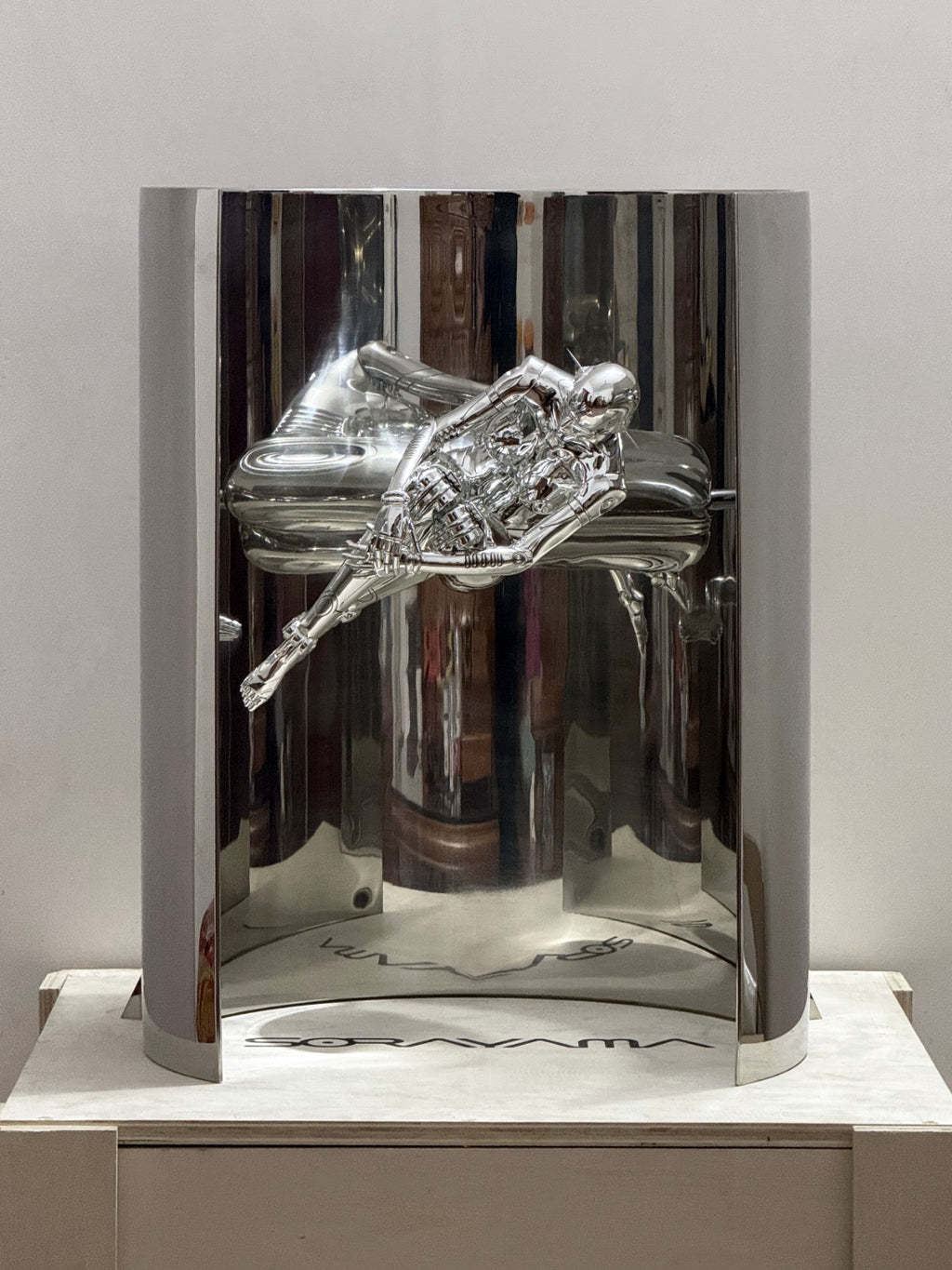 Hajime Sorayama, robot voyageur spatial sexy I