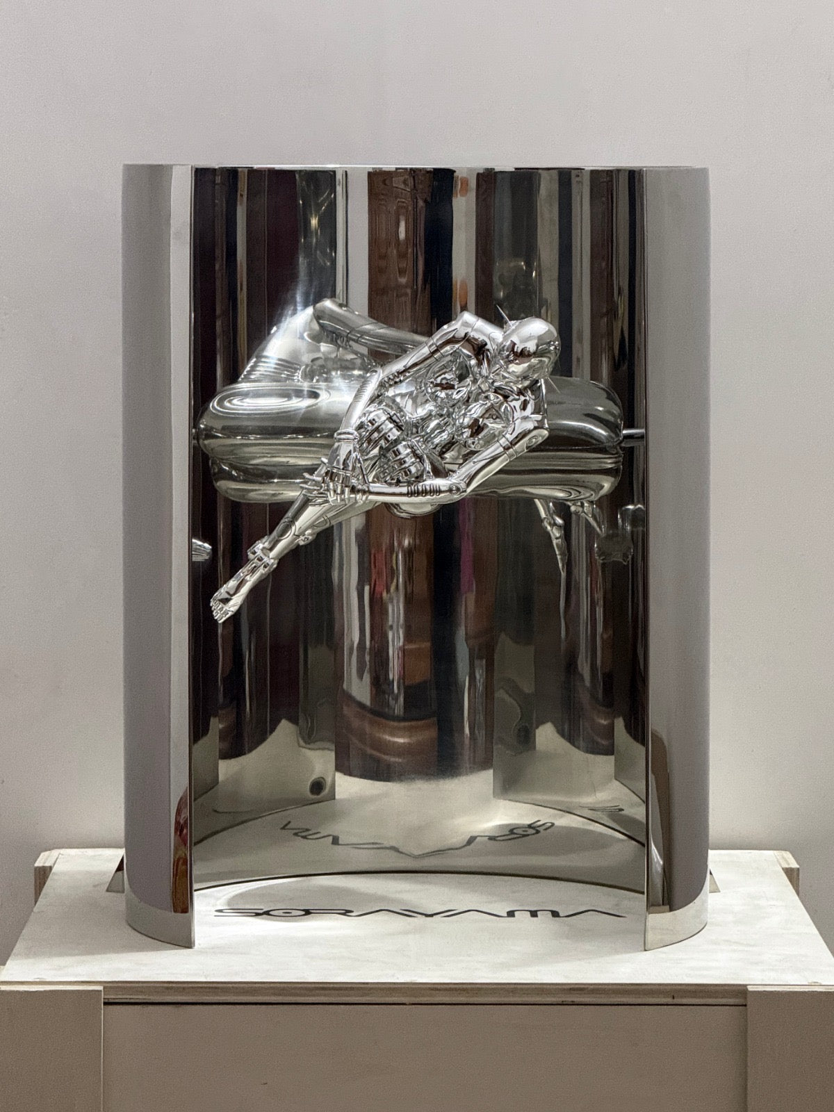 Hajime Sorayama, robot voyageur spatial sexy I