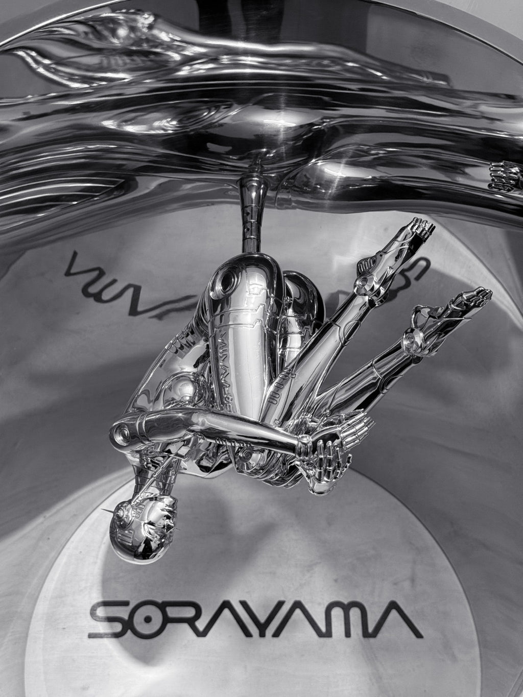 Hajime Sorayama, robot voyageur spatial sexy I