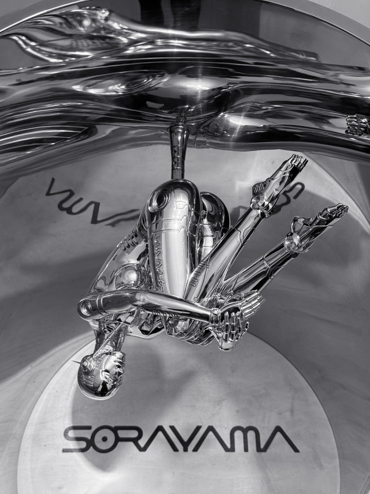 Hajime Sorayama, robot voyageur spatial sexy I