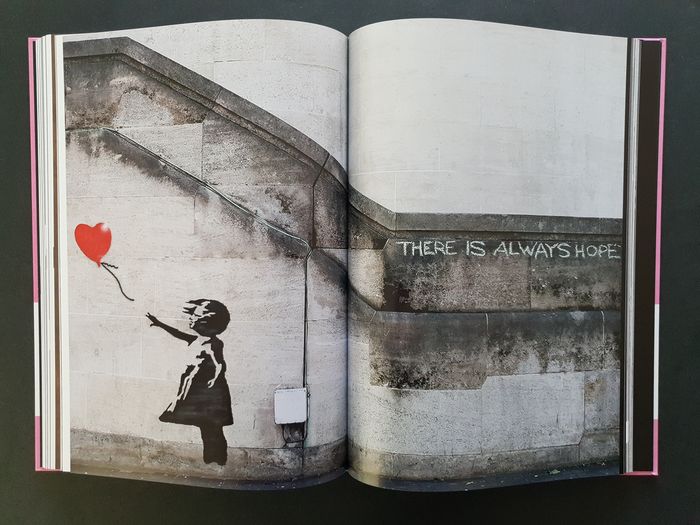 Banksy Laugh Now Buch aus der Ausstellung im MocoMuseum 2019